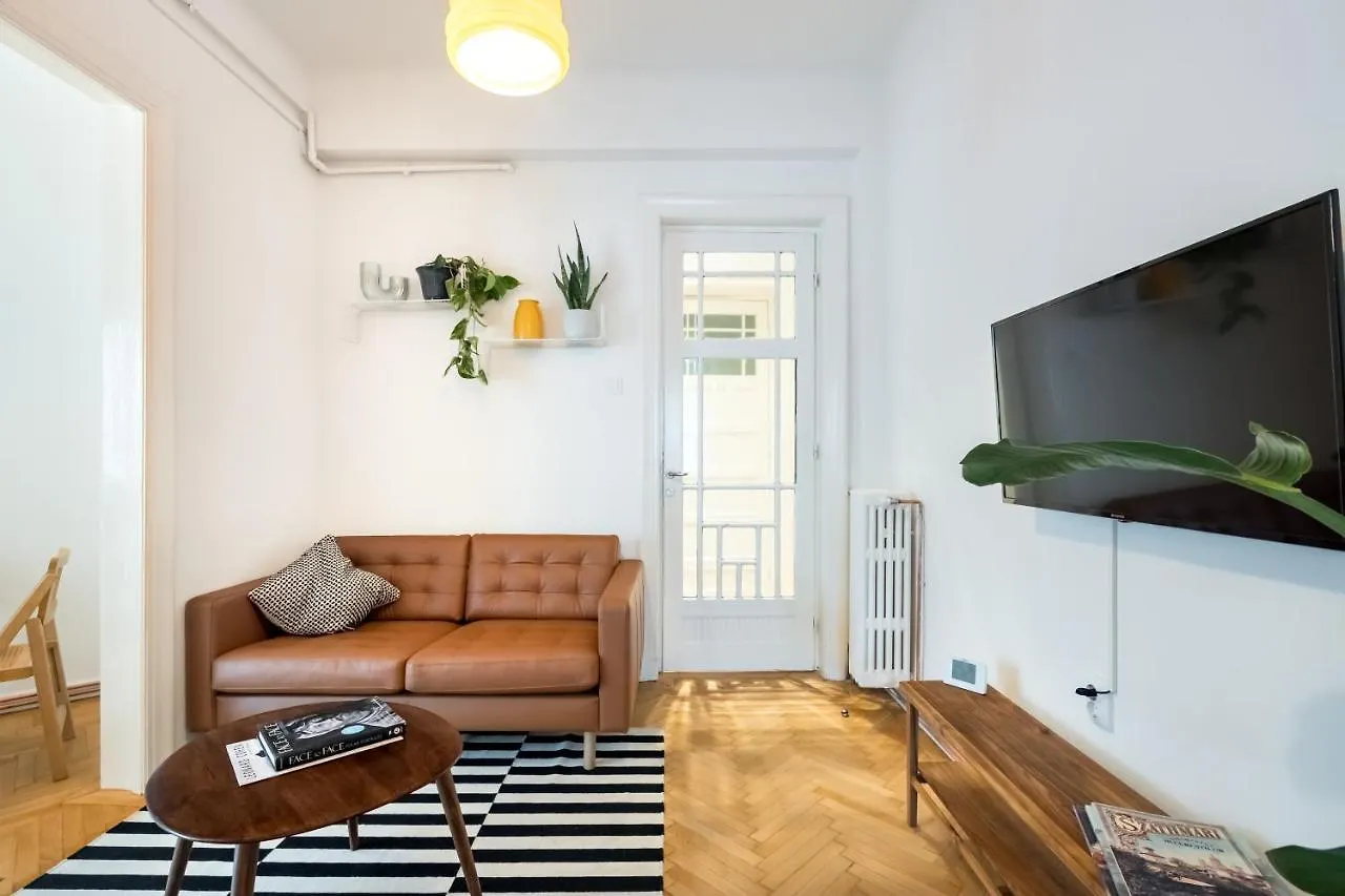 Cismigiu Serenity: 1Br Flat With Scenic Balcony Βουκουρέστι