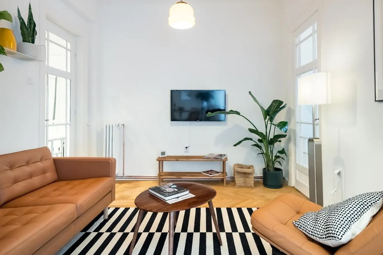 Cismigiu Serenity: 1Br Flat With Scenic Balcony 布加勒斯特 0*,  罗马尼亚
