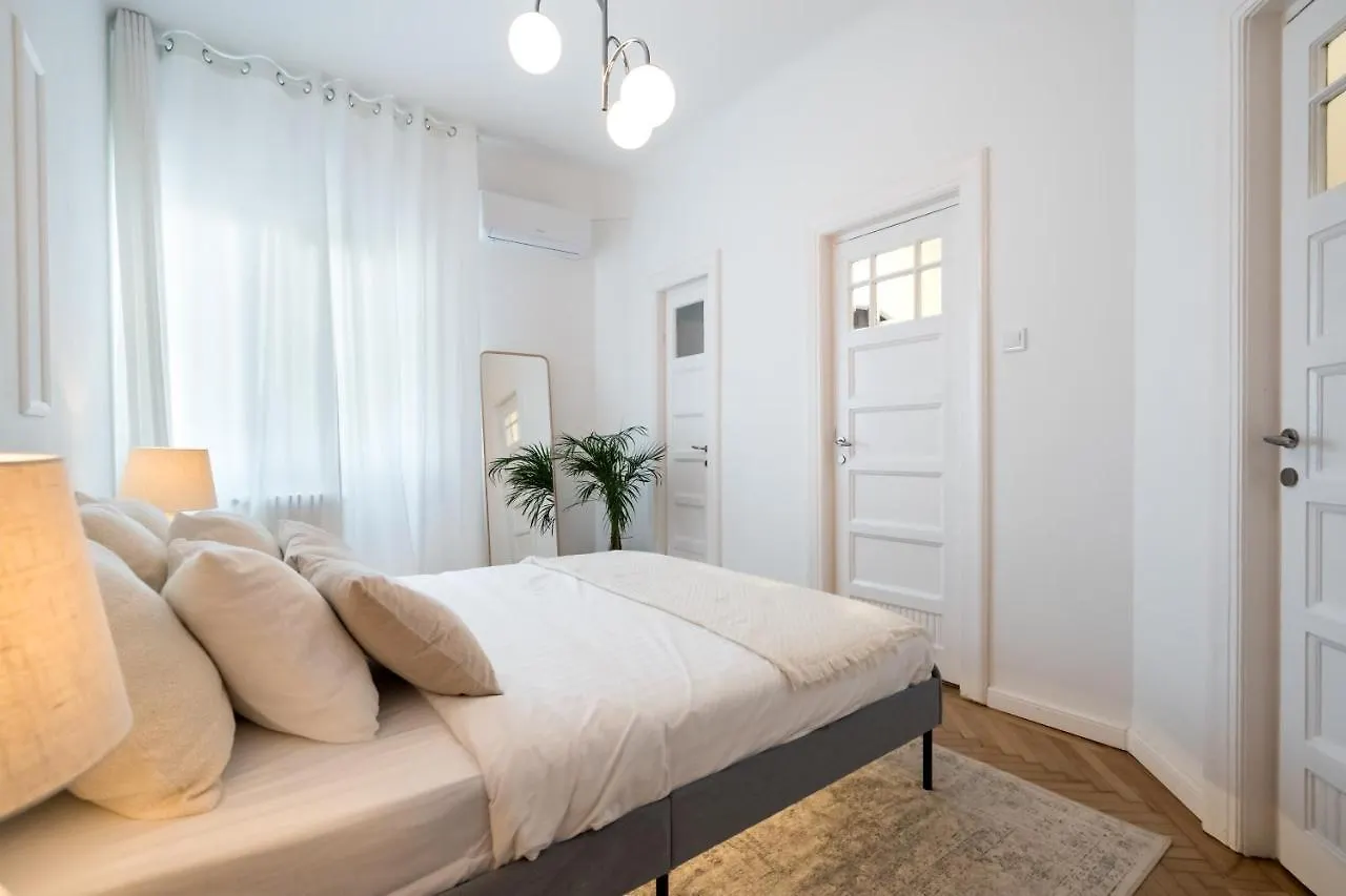 Cismigiu Serenity: 1Br Flat With Scenic Balcony 布加勒斯特 0*,  罗马尼亚