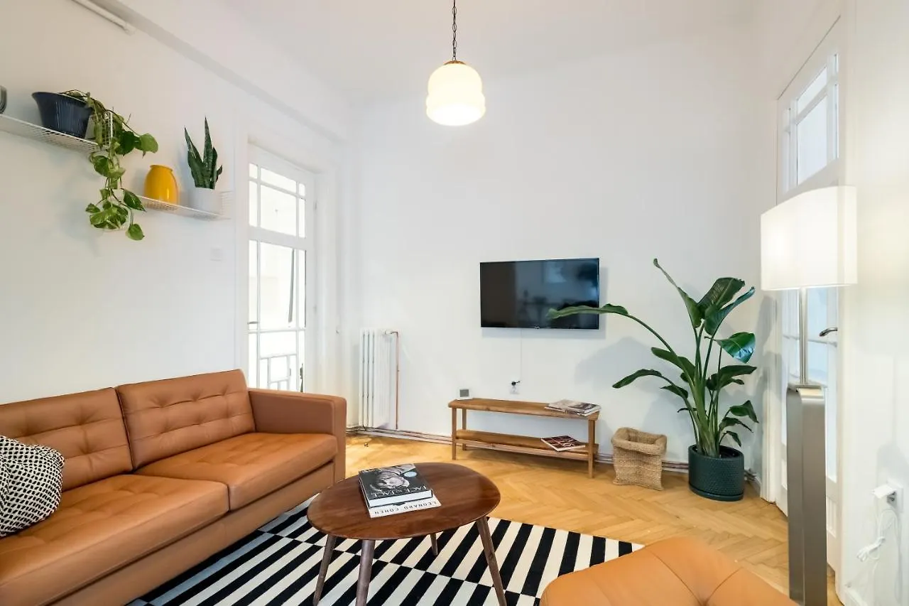 Cismigiu Serenity: 1Br Flat With Scenic Balcony 布加勒斯特